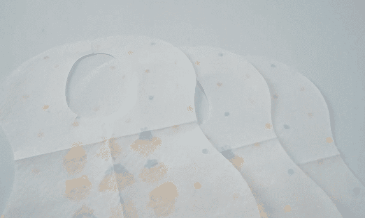 Bavoirs jetables pour bébés avec de jolis motifs de dessins animés pour un nettoyage facile